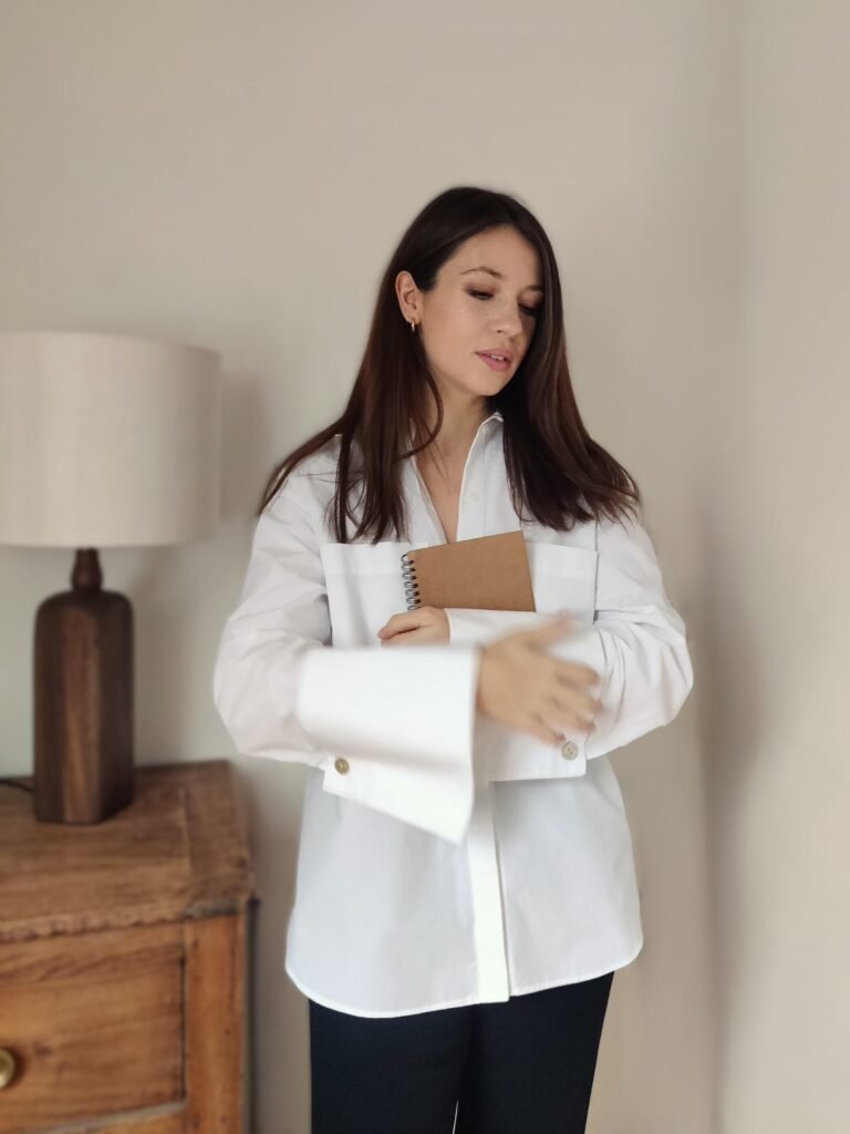 Charlotte Brément présentation Charlotte Brément, hypnothérapeute et praticienne en thérapie brève à Paris - Aurathera